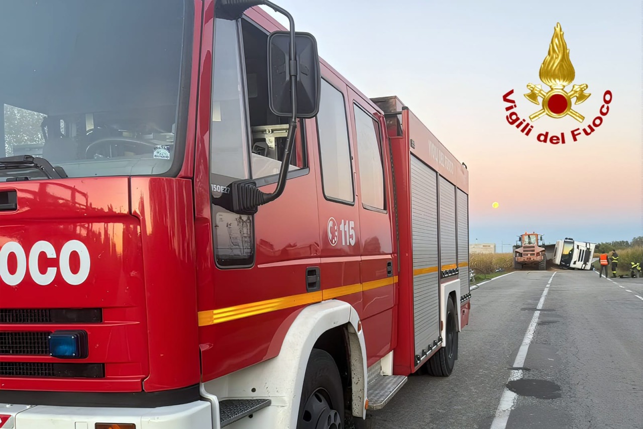 Autoarticolato si capovolge alle porte di Trino: intervengono i vigili del fuoco
