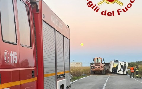 Autoarticolato si capovolge alle porte di Trino: intervengono i vigili del fuoco