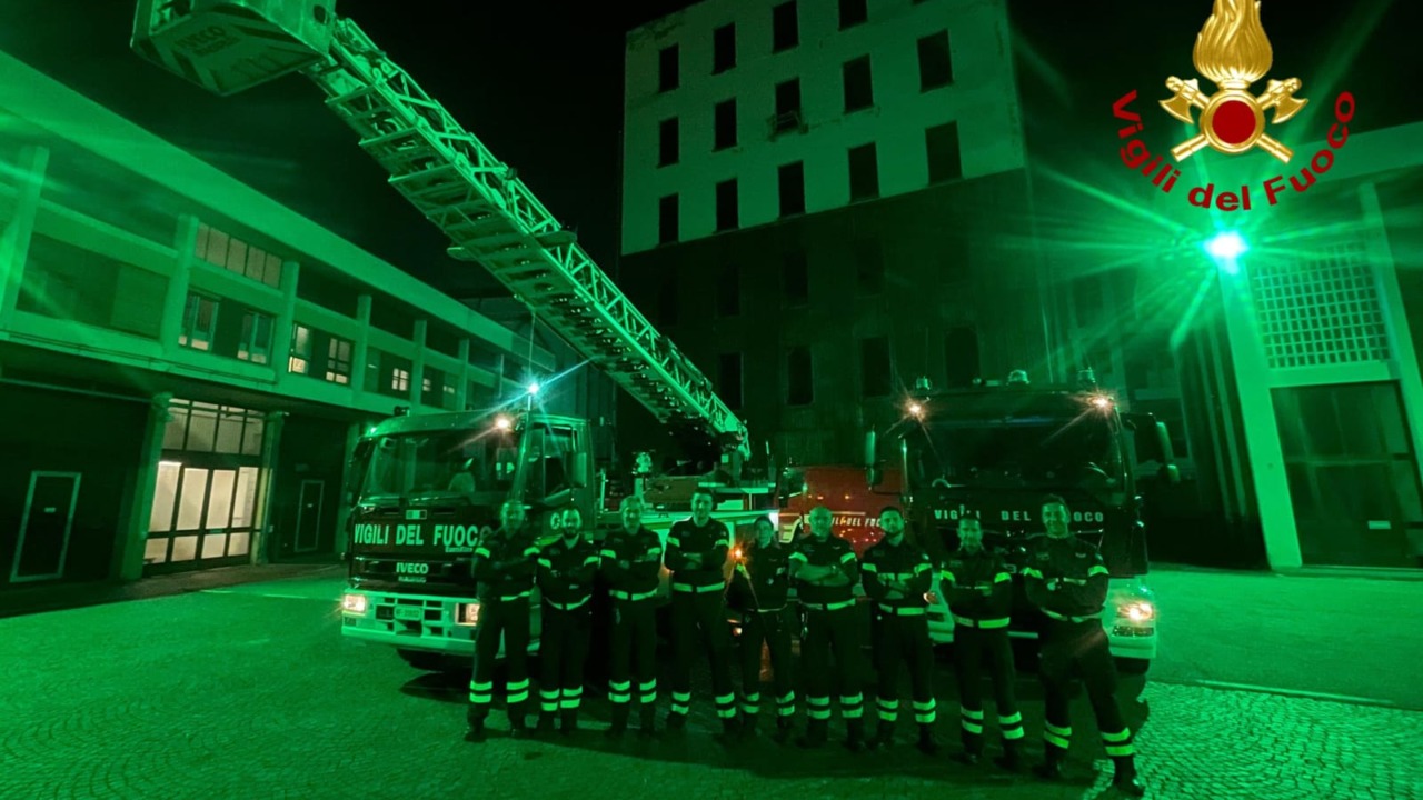 La sede dei Vigili del Fuoco di Vercelli si è illuminata di verde