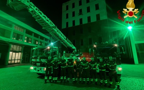 La sede dei Vigili del Fuoco di Vercelli si è illuminata di verde