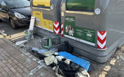 Niente da fare: i cassoni di plastica e vetro, alle porte dei Cappuccini, sempre più nel mirino degli incivili