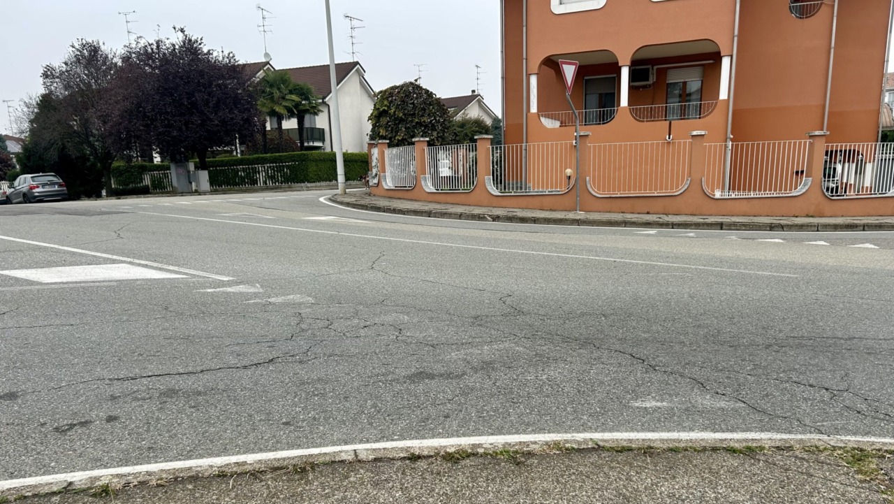 “All’incrocio in via Caduti nei Lager manca completamente la segnaletica orizzontale”: al rione Concordia si rischia col fuoco…