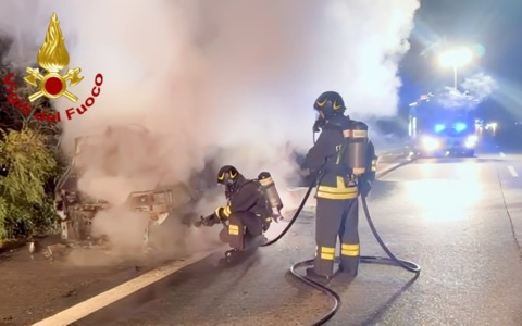 Furgone carico di e-bike va fuoco in autostrada