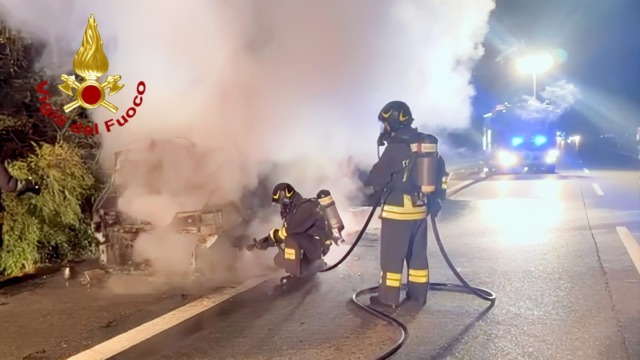 Furgone carico di e-bike va fuoco in autostrada