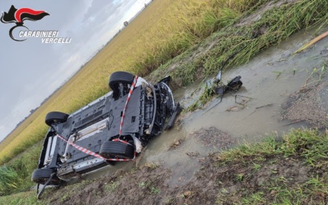 I Carabinieri soccorrono automobilista finito con l’auto nella roggia