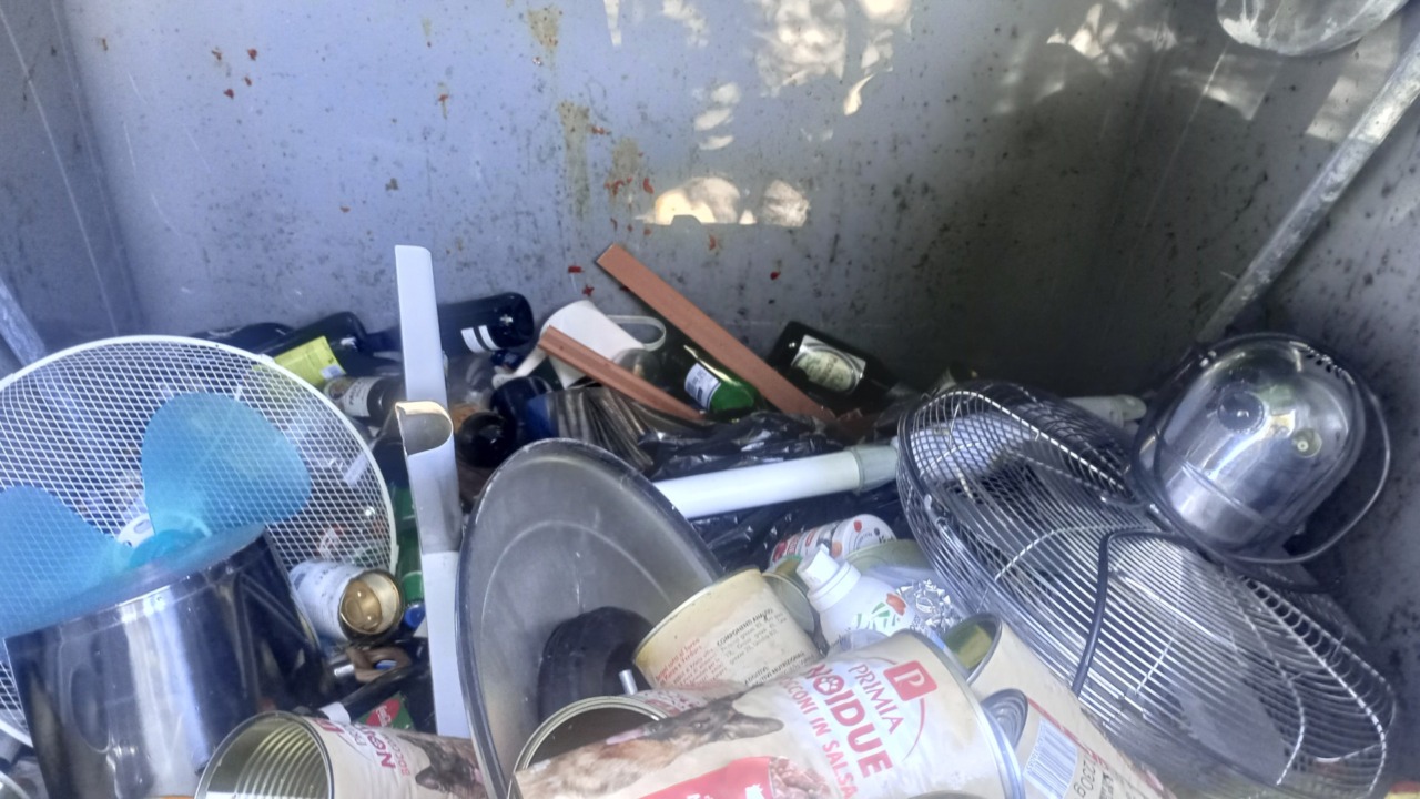 Ventilatori interi nel cassonetto del vetro… e altre immondizie