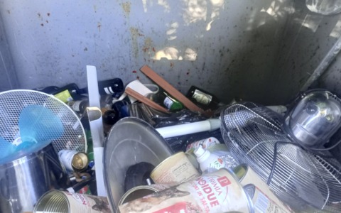 Ventilatori interi nel cassonetto del vetro… e altre immondizie