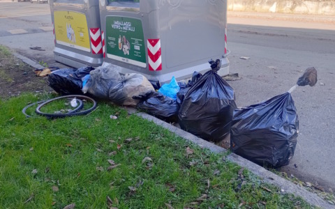 Cassonetti e non solo sempre assediati dalla spazzatura