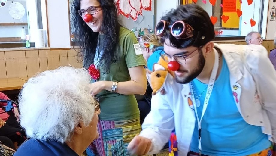 Pagliacci nel Cuore alla residenza per anziani: balli e sorrisi alla “Don Fagnola” di Asigliano