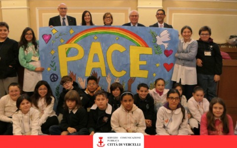 Lo splendido cartellone di pace degli alunni di 5a B della Rodari esposto in Comune