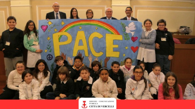 Lo splendido cartellone di pace degli alunni di 5a B della Rodari esposto in Comune