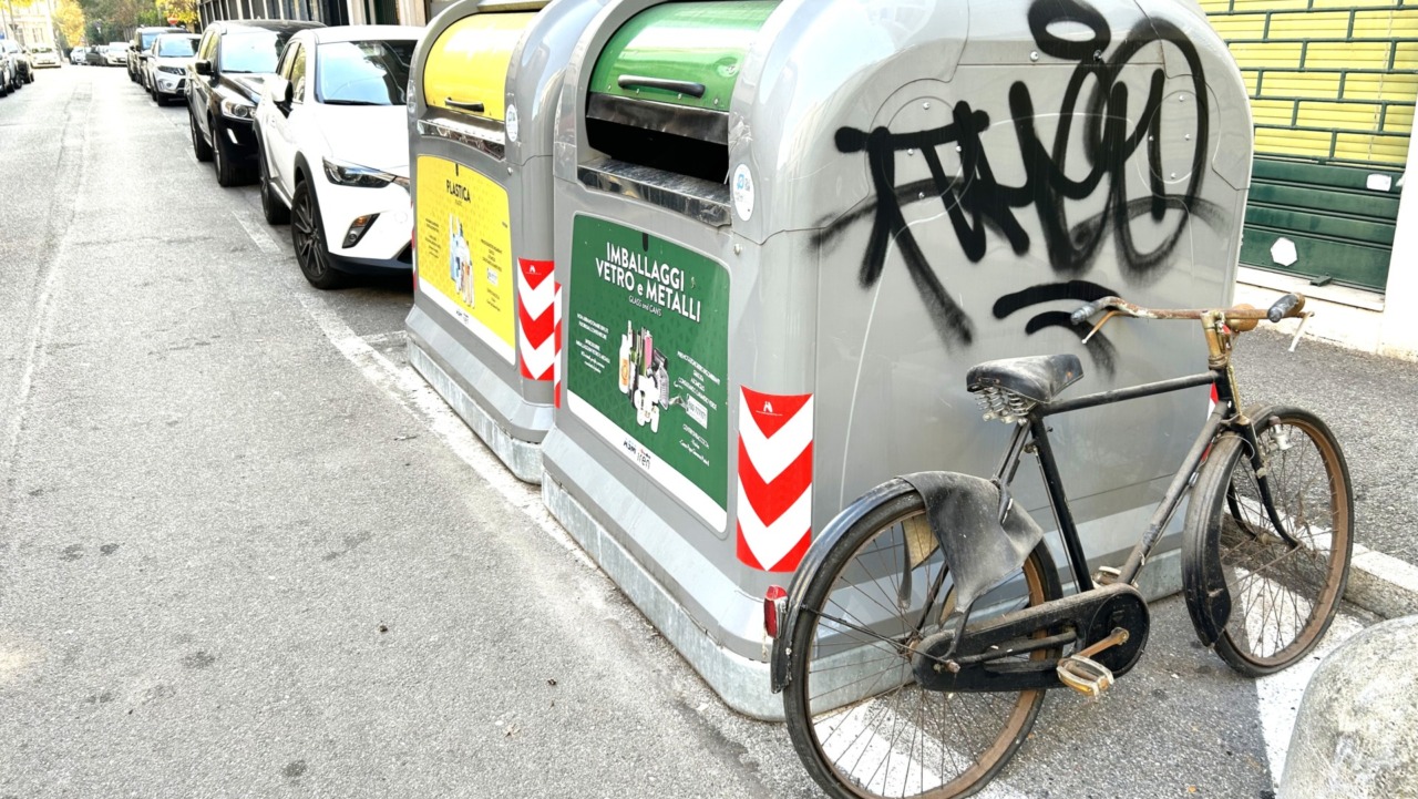 Se la bici diventa un rifiuto… Cassonetti di via Santorre di Santarosa nuovamente presi di mira