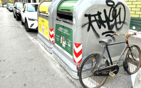 Se la bici diventa un rifiuto… Cassonetti di via Santorre di Santarosa nuovamente presi di mira