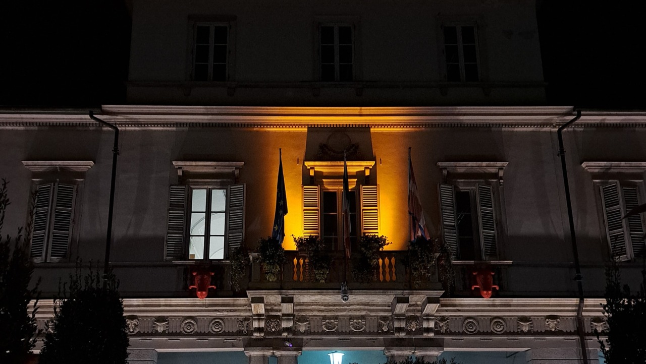 Il balcone del Comune di Vercelli illuminato di arancione