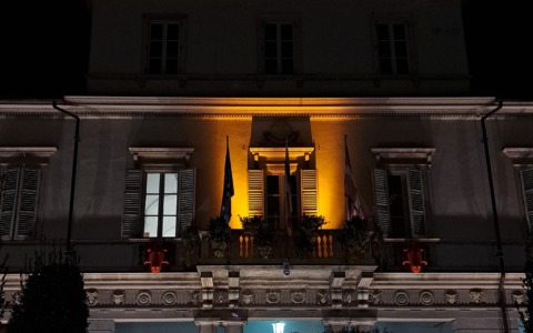 Il balcone del Comune di Vercelli illuminato di arancione