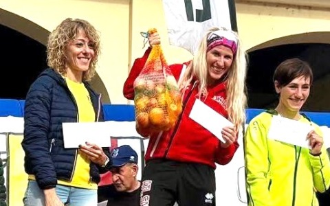 Atletica Santhià: altro trionfo per Debhora Li Sacchi, prima di categoria alla Apple Run di Cavour