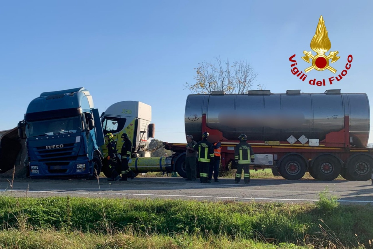 Scontro fra camion a Verolengo, una squadra di Vigili del Fuoco anche dal Vercellese