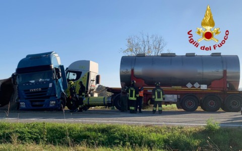 Scontro fra camion a Verolengo, una squadra di Vigili del Fuoco anche dal Vercellese