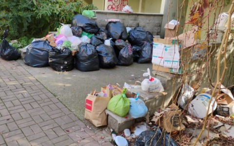 Immondezzaio in via Pisa: ancora una discarica infinita alle case popolari