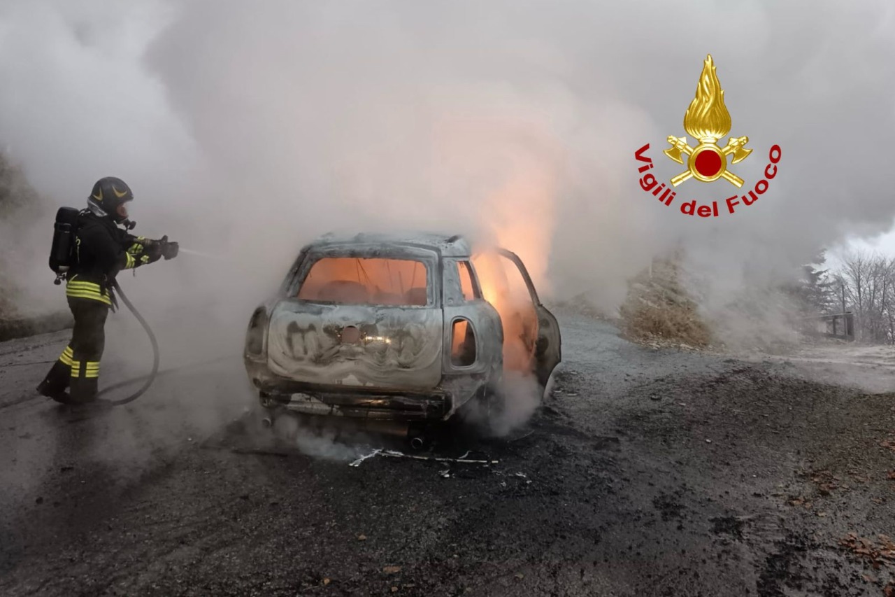 Auto completamente divorata dalle fiamme