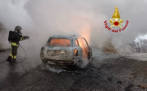 Auto completamente divorata dalle fiamme