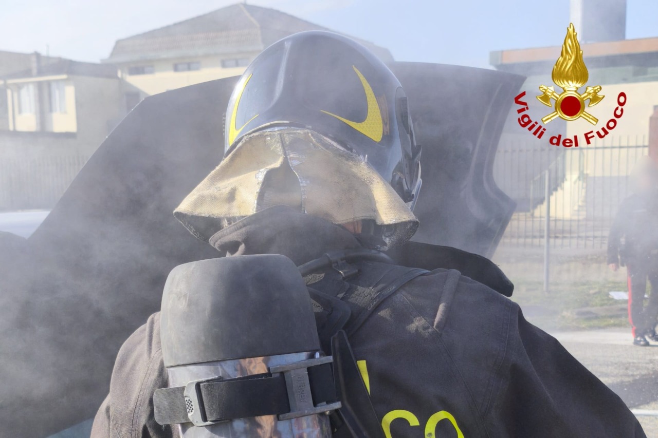 Principio d’incendio vettura: danni ridotti grazie ai Vigili del Fuoco