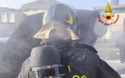 Principio d’incendio vettura: danni ridotti grazie ai Vigili del Fuoco