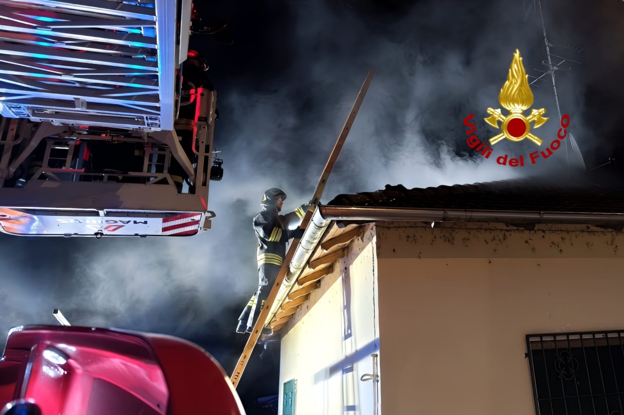 Incendio in un tetto al rione Cappuccini