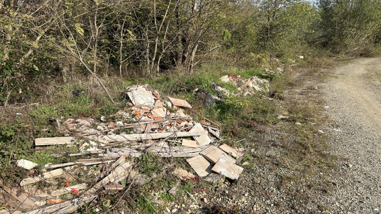 Cinquanta metri di laterizi (e sanitari) riversati in fondo al rione Isola