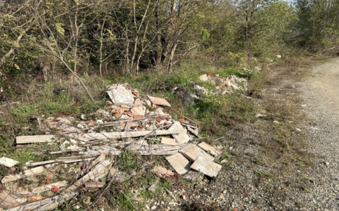 Cinquanta metri di laterizi (e sanitari) riversati in fondo al rione Isola