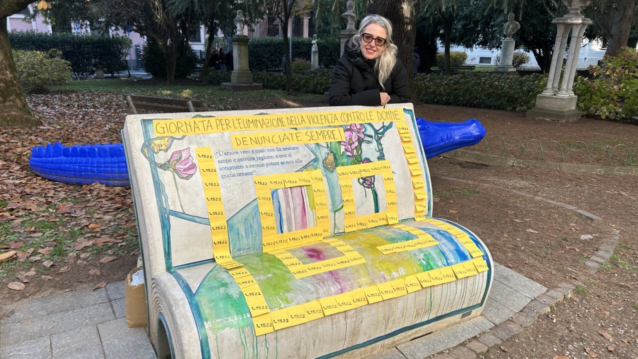 Sulla panchina letteraria, l’artista Lorena Fonsato forma coi post it un 89, come le vittime femminili nel 2025