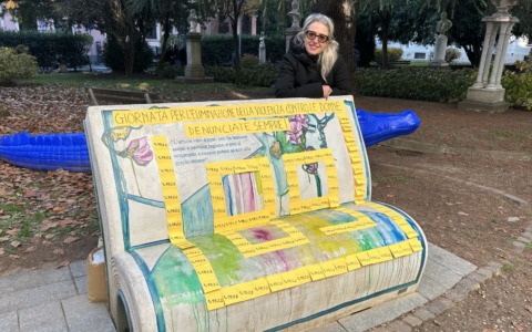 Sulla panchina letteraria, l’artista Lorena Fonsato forma coi post it un 89, come le vittime femminili nel 2025