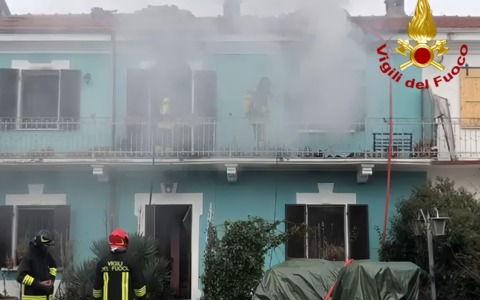 Abitazione in fiamme in una frazione del Vercellese: l’intervento dei Vigili del Fuoco