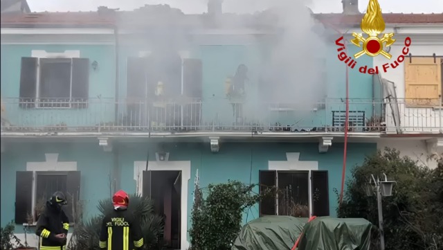 Abitazione in fiamme in una frazione del Vercellese: l’intervento dei Vigili del Fuoco
