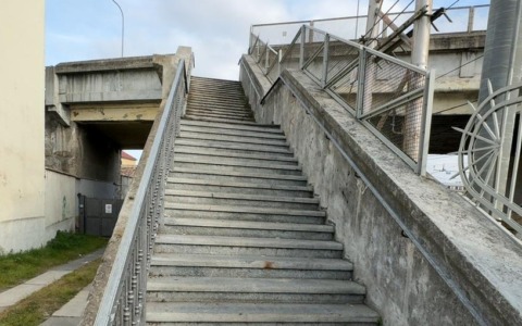 Ripulita l’area del passaggio pedonale del cavalcavia Tournon