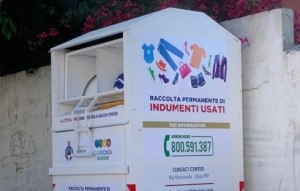Rimossi, dalle strade di Santhià, i contenitori bianchi della raccolta indumenti