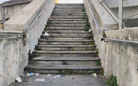 Scala di accesso al cavalcavia Tournon in condizioni indegne
