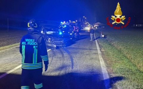 Prezioso intervento dei vigili del fuoco di Santhià dopo un incidente a Cavagnolo