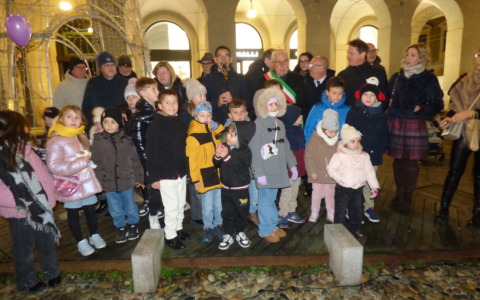 Natale a Vercelli: accesi albero di piazza Cavour e luci