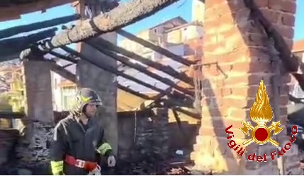 Tetto distrutto dalle fiamme: tre squadre di Vigili del Fuoco in azione