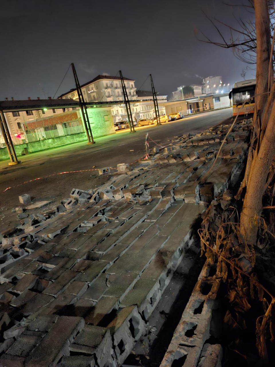 Muro crollato alla stazione di Vercelli. Il Comune precisa: “Non è nostra competenza, ma di Rfi e Atap”