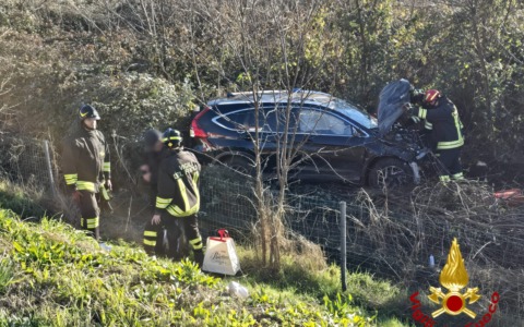 Auto fuori strada sulla A5 nel comune di Alice Castello