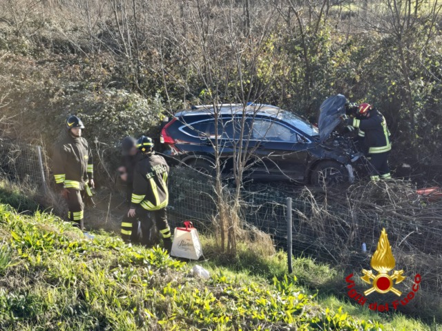 Auto fuori strada sulla A5 nel comune di Alice Castello