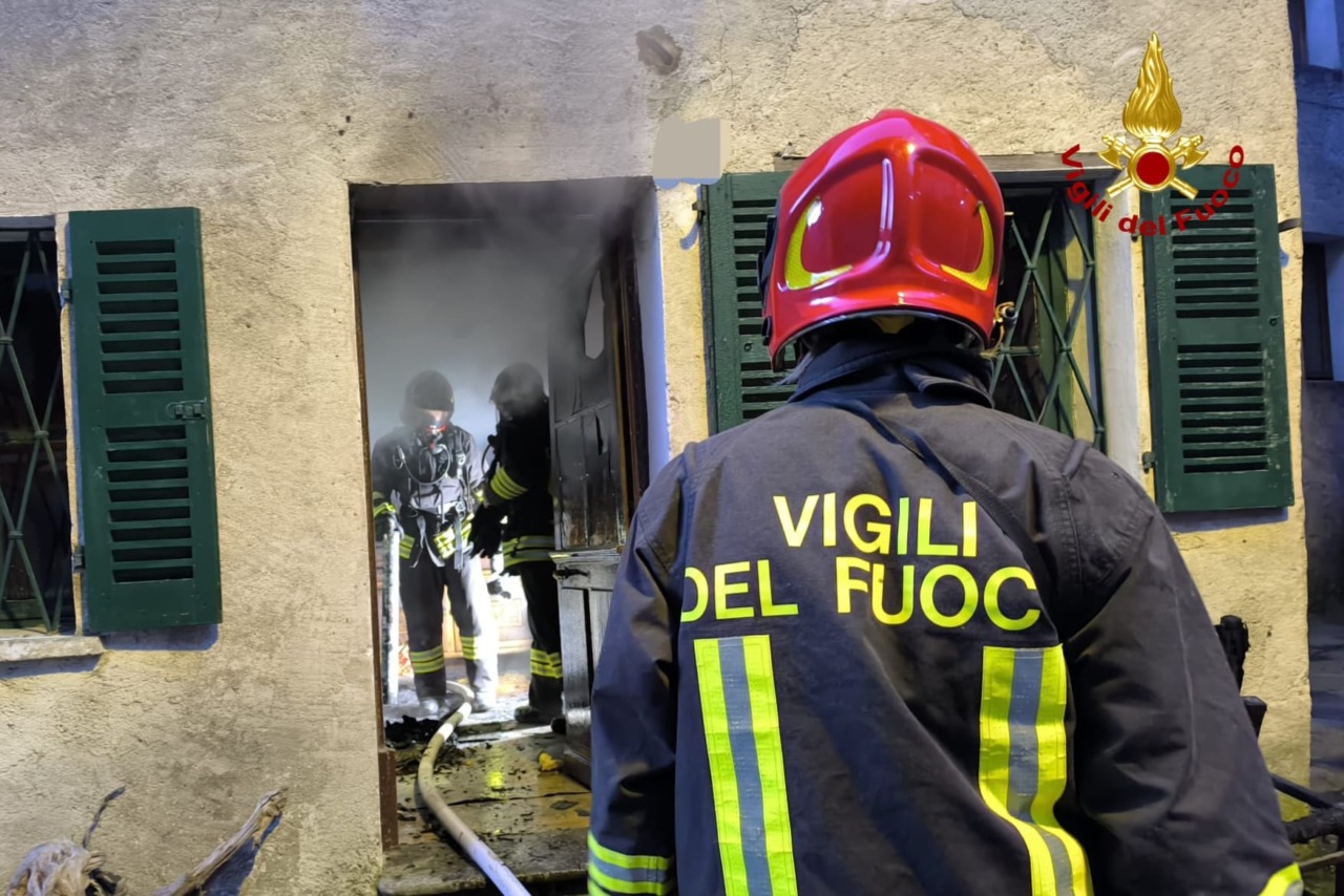 Fiamme in un’abitazione, provvidenziale intervento dei Vigili del Fuoco
