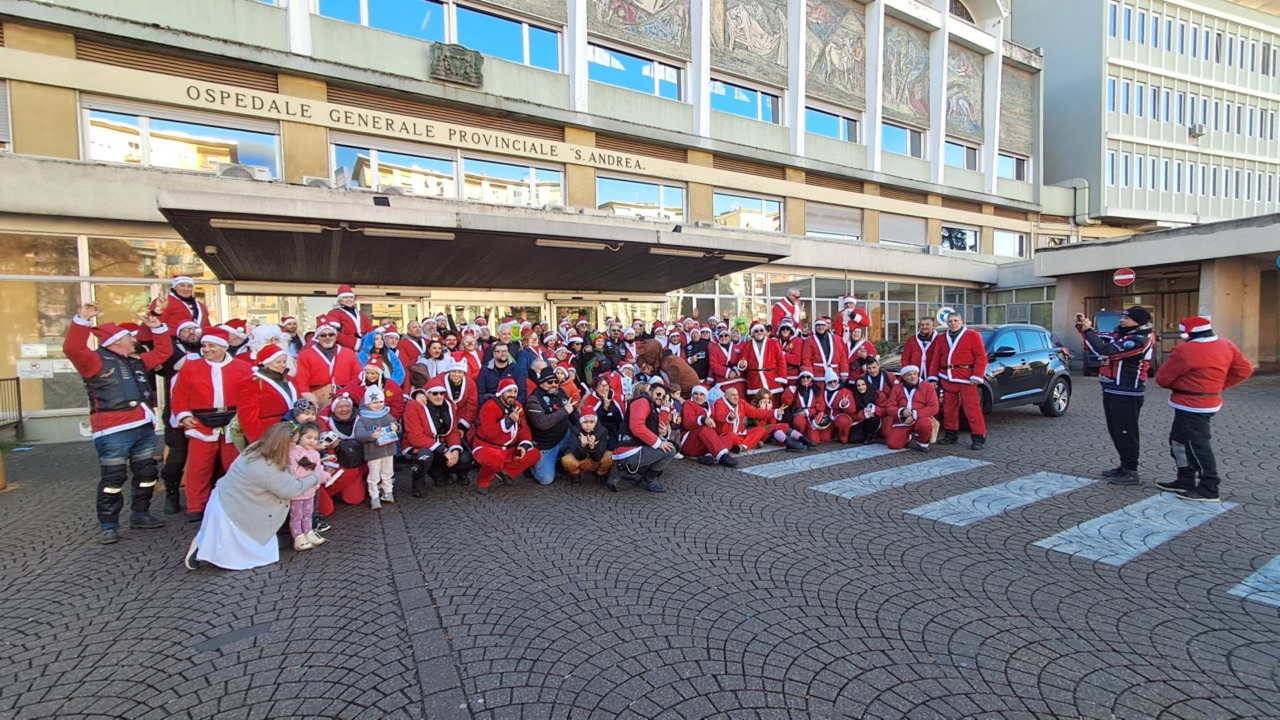 Oltre 100 motociclisti “Babbo Natale” mobilitati per i regali a Pediatria