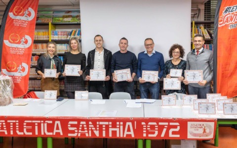Orgoglio, sorrisi, premiazioni e una miriade di chilometri alle spalle alla festa di fine 2025 dell’Atletica Santhià