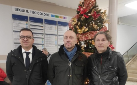 Un click, due alberi, un’unica connessione luminosa: accesi in contemporanea gli alberi di Natale negli ospedali di Vercelli e Borgosesia