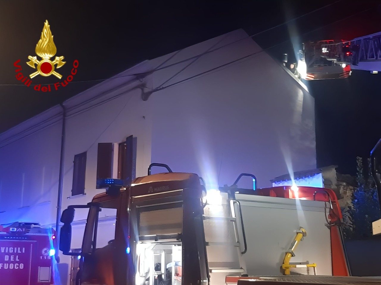 Incendio camino ad Albano: i Vigili del Fuoco evitano il peggio