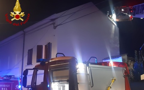 Incendio camino ad Albano: i Vigili del Fuoco evitano il peggio