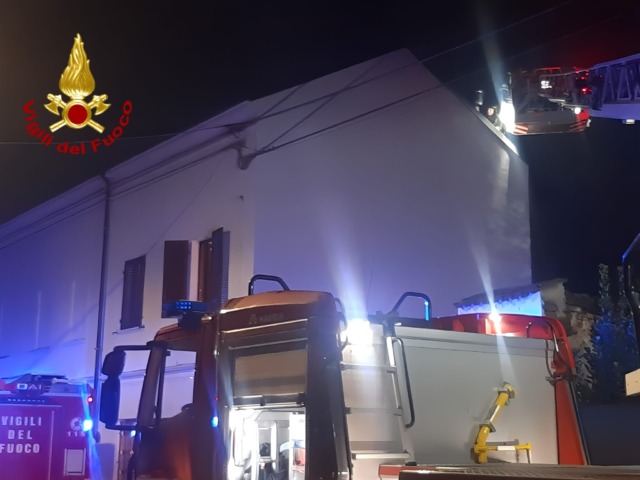 Incendio camino ad Albano: i Vigili del Fuoco evitano il peggio